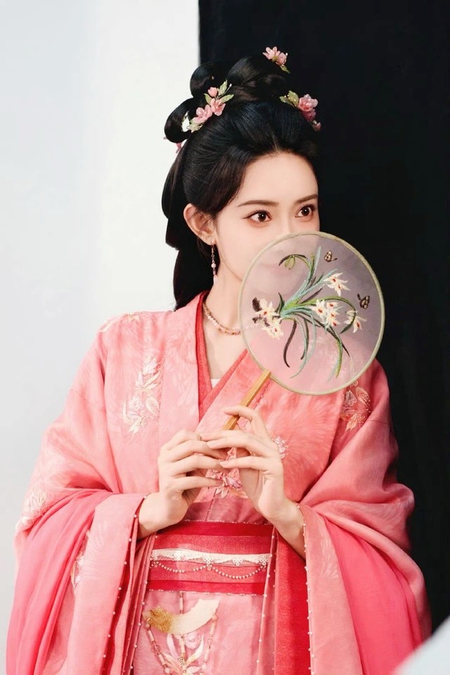 Mạnh Tử Nghĩa xinh đẹp trong Đào hoa ánh giang sơn - Ảnh: VieON.