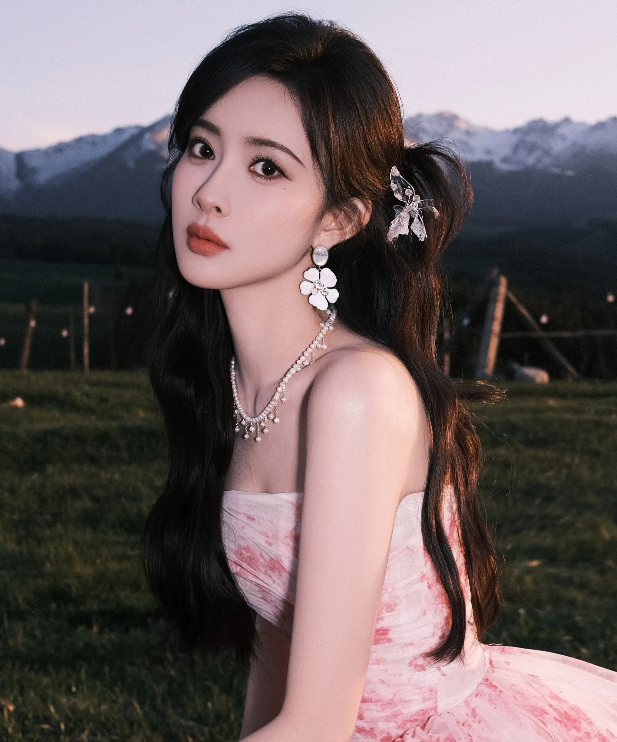 Bên cạnh diễn xuất, Mạnh Tử Nghĩa còn thường xuyên được mời tham gia các show giải trí. Cô vướng tin hẹn hò với bạn diễn Lý Quân Nhuệ khi cả hai có những tương tác thân mật tình tứ với nhau trong các sự kiện.