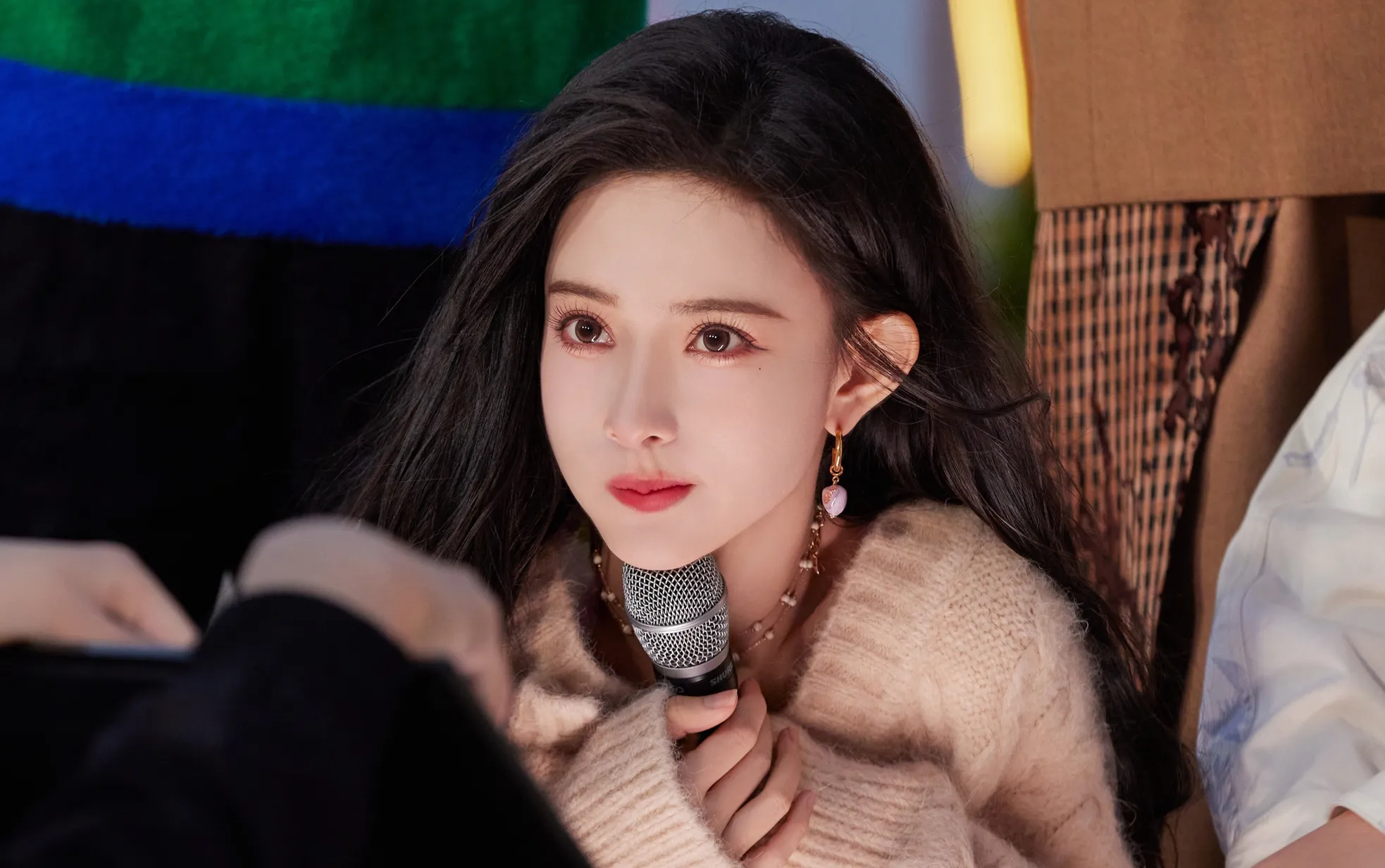 Năm 2018, khi tham gia bộ phim đam mỹ Trần Tình Lệnh , Mạnh Tử Nghĩa cũng bị cho là dùng tiền để tăng đất diễn. Cô cũng bị gọi tên liên quan đến cái chết của diễn viên trên phim trường vì tăng ca. Mạnh Tử Nghĩa nhiều lần phủ nhận, thậm chí còn kiện những người tung tin để bảo vệ danh dự của bản thân.