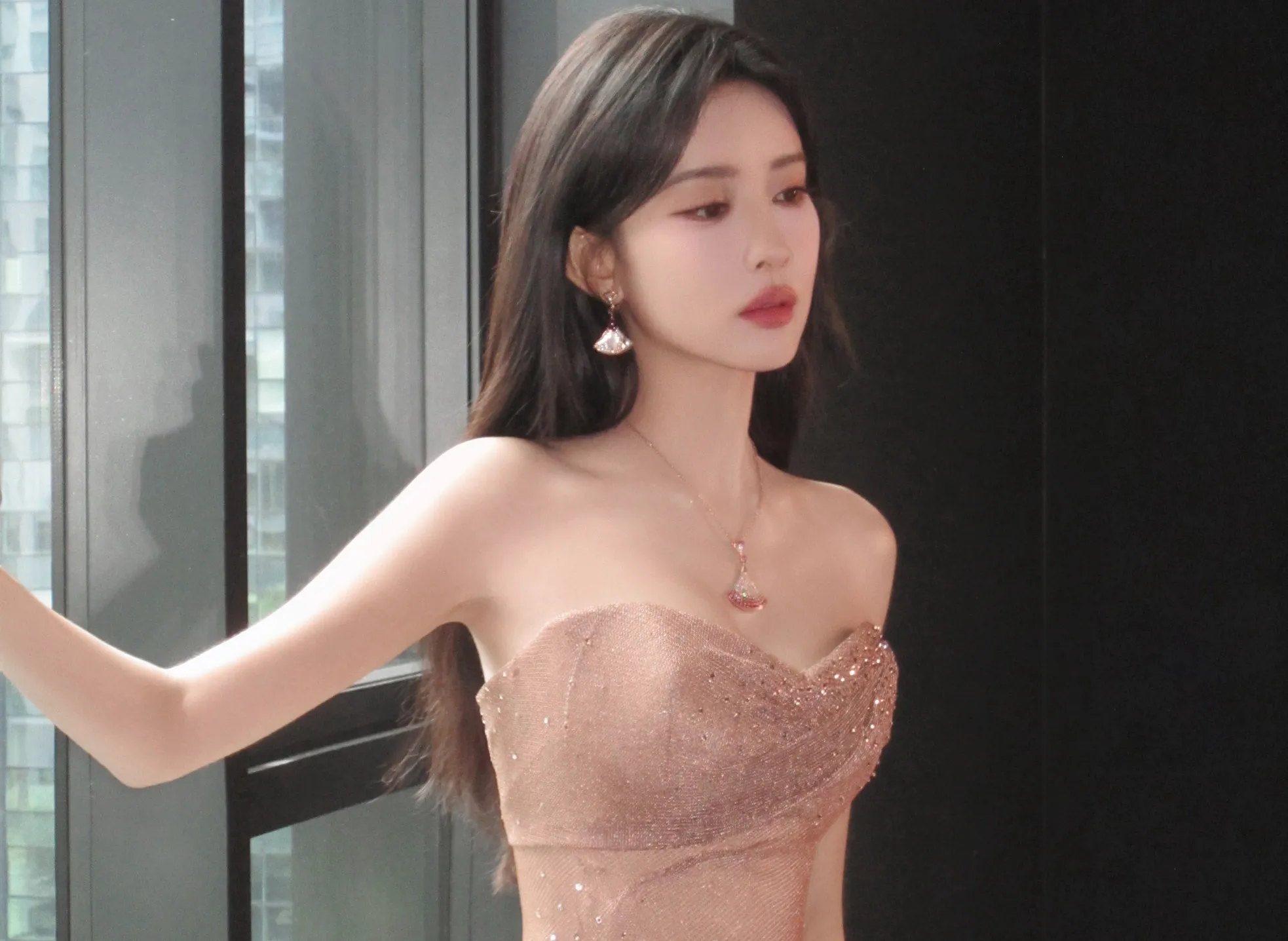 Mạnh Tử Nghĩa sinh năm 1995, thi đỗ vào khoa Biểu diễn của Học viện Điện ảnh Bắc Kinh, một trong hai ngôi trường hàng đầu Trung Quốc đào tạo về diễn xuất. Nhờ vẻ đẹp nổi bật, cô được chọn là hoa khôi Bắc Ảnh. Tuy nhiên, trong những năm đầu sự nghiệp, Mạnh Tử Nghĩa chưa có nhiều kinh nghiệm diễn xuất, cũng không có công ty lớn chống lưng nên từng nhiều lần bị từ chối vai diễn.