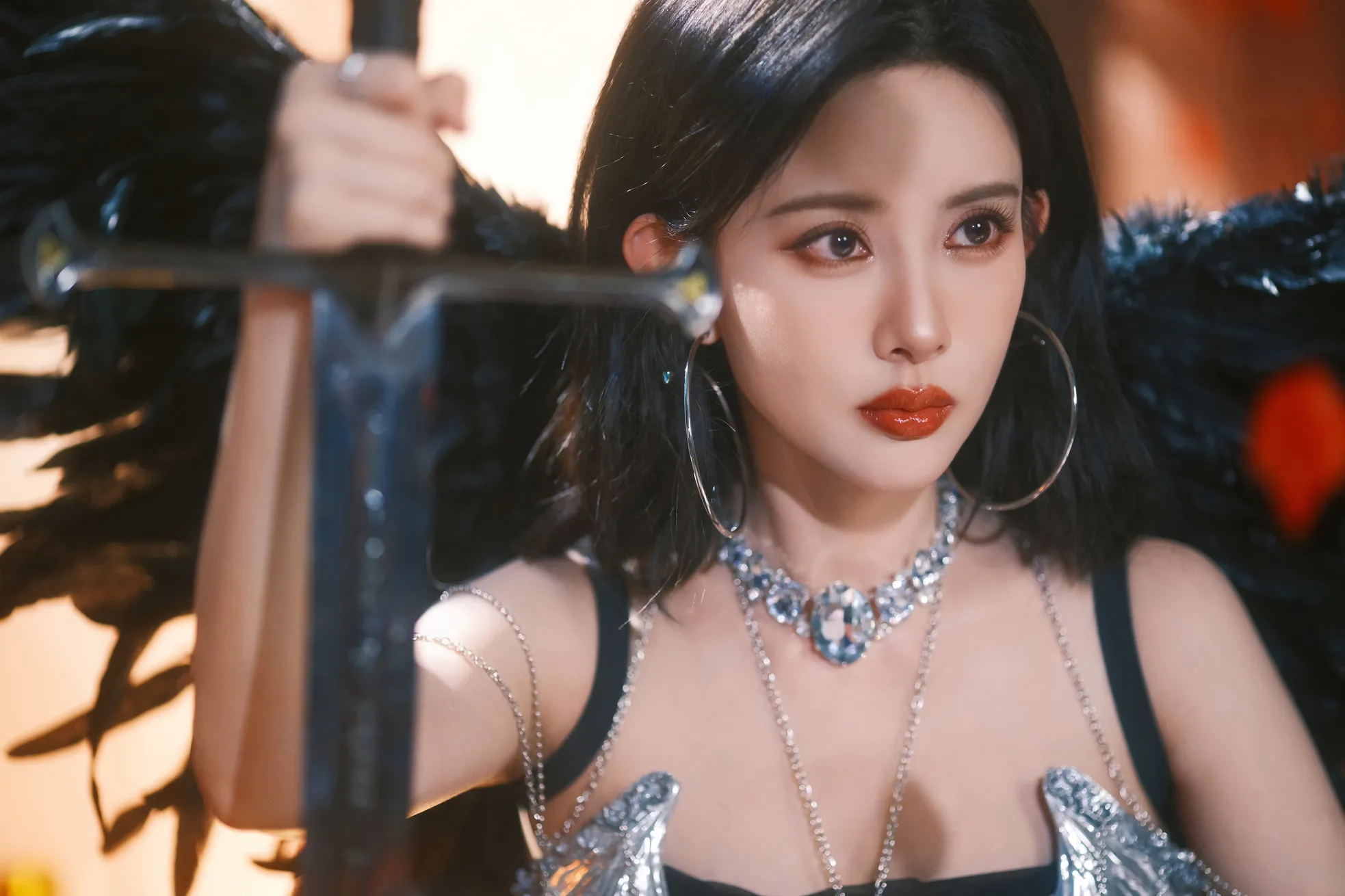 Theo QQ , Mạnh Tử Nghĩa cũng từng gặp rắc rối với vẻ ngoài xinh đẹp của mình khi đóng phim Võ thần Triệu Tử Long . Thời điểm đó, nữ chính là ca sĩ Hàn Quốc Yoona, thành viên nhóm nhạc SNSD. Yoona bị đánh giá không phù hợp với tạo hình cổ trang, trong khi Mạnh Tử Nghĩa đóng vai người hầu lại nổi bật hơn.