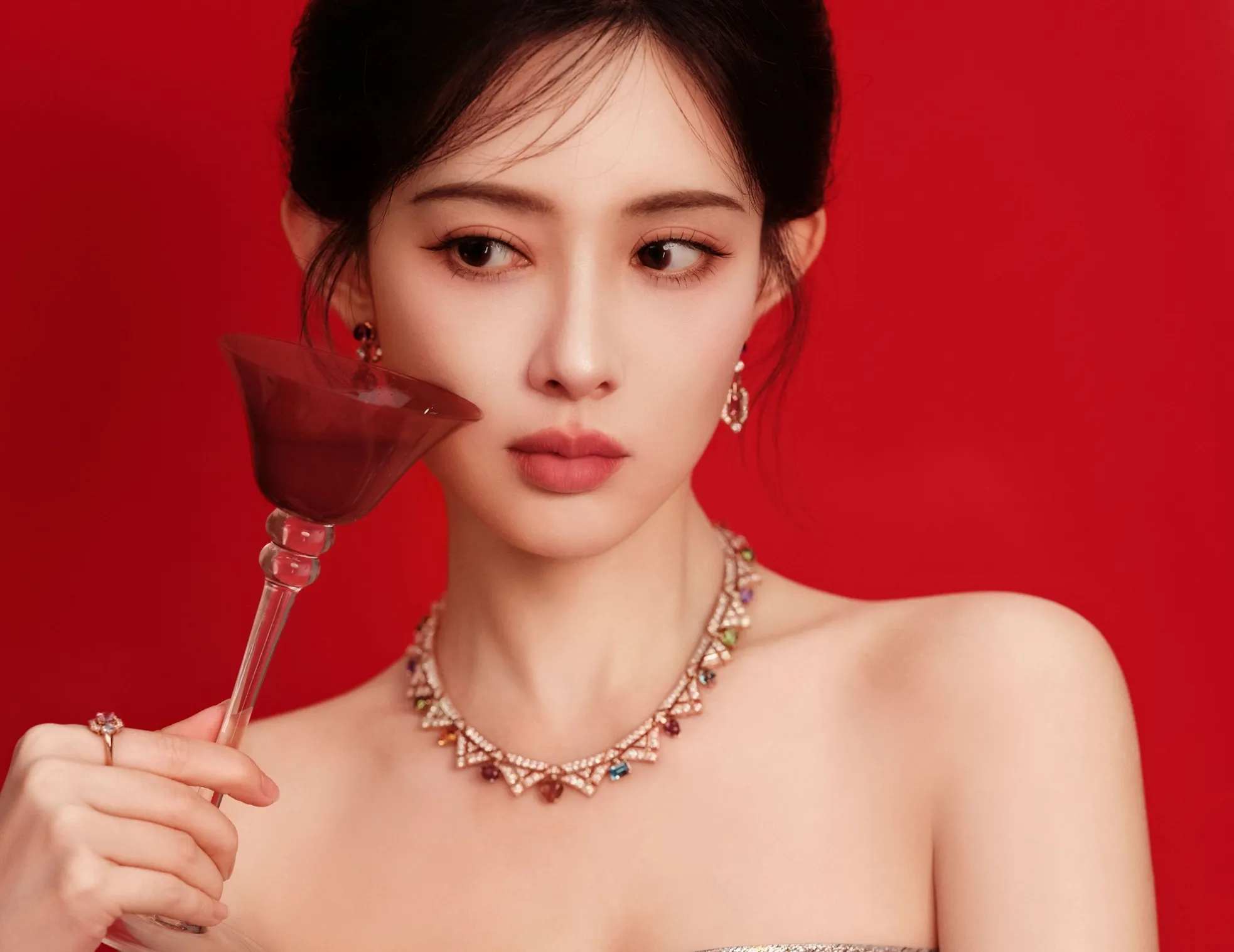 Vì truyền thông có sự so sánh giữa hai người và khen ngợi Mạnh Tử Nghĩa nên cô bị chỉ trích mua bài tự khen bản thân, dẫm đạp bạn diễn. Tuy nhiên, thời điểm đó, Mạnh Tử Nghĩa chỉ là diễn viên mới nổi.