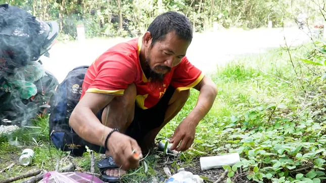 Bữa ăn của anh Vinh có thể chỉ gói mì nấu với rau dại hái ven đường.