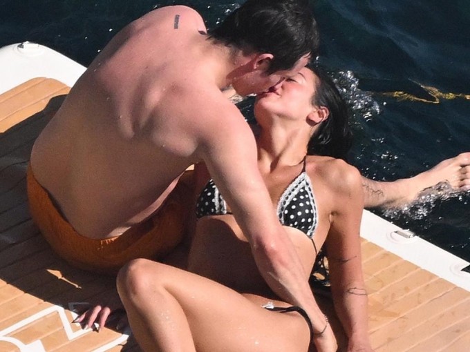 Dua Lipa và Callum Turner trong kỳ nghỉ lãng mạn ở Amalfi, Italy.