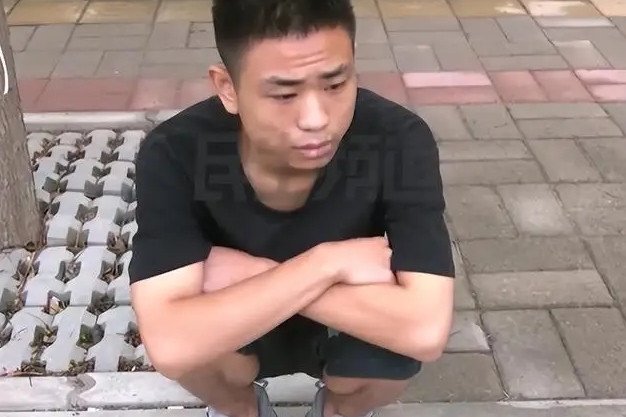 1751423691-damcuoi3-3-37640-width626height417 Anh Vương trốn trong cốp xe theo dõi vợ ngoại tình. Ảnh: 163