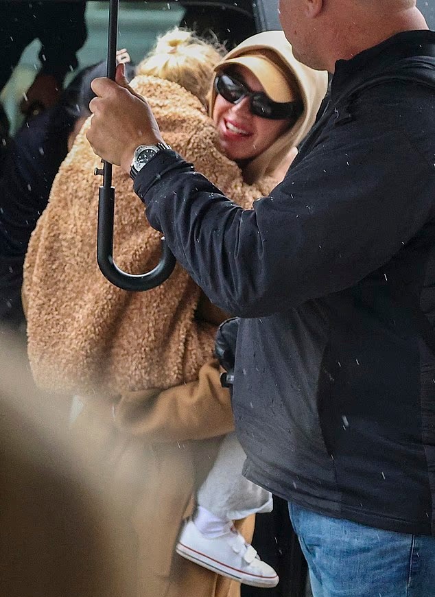 Katy Perry đưa con gái ra sân bay vào thứ Ba sau khi kết thúc chuyến lưu diễn ở Australia. Ảnh: Media-Mode