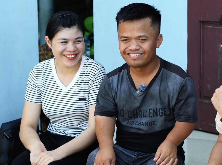 Tình yêu đích thực của cặp đôi đã vượt qua rào cản về khoảng cách địa lý và chênh lệch ngoại hình khiến nhiều người ngưỡng mộ.