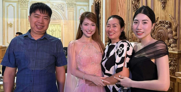 Hòa Minzy thân thiết với cả bố mẹ và em gái cầu thủ Văn Toàn.