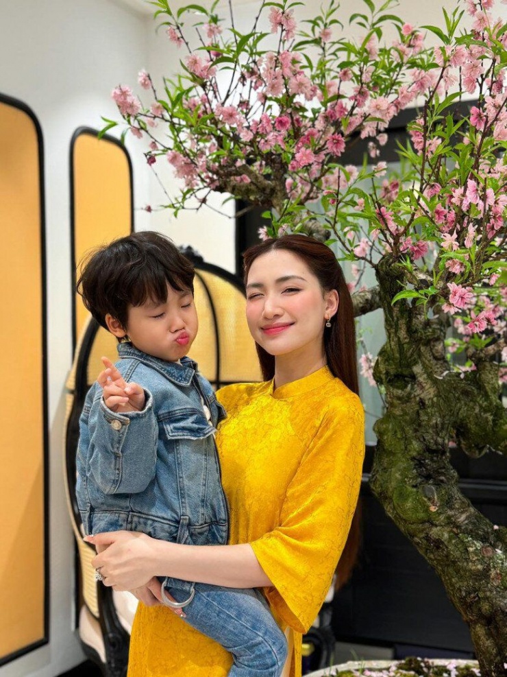 Hòa Minzy và con trai.