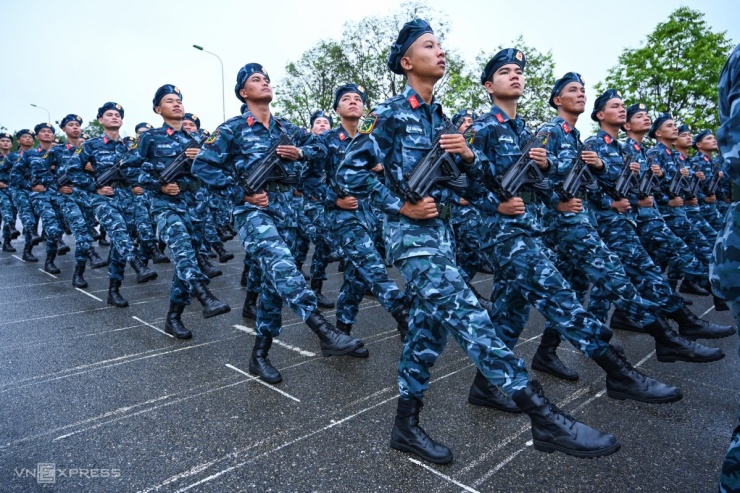 1751503298-dsc-7526-jpg-6834-width1200height799 Người dân đội mưa xem bộ đội hợp luyện diễu binh - 2