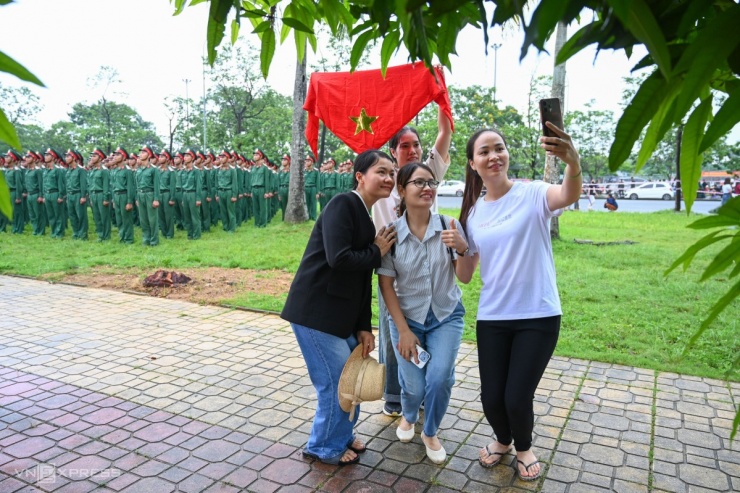 1751503298-dsc-8046-jpg-7096-width1200height799 Người dân đội mưa xem bộ đội hợp luyện diễu binh - 6