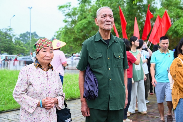 1751503298-dsc-8055-jpg-7092-width1200height799 Người dân đội mưa xem bộ đội hợp luyện diễu binh - 5