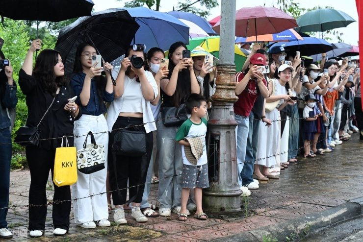 1751503298-huy-7364-jpg-9013-width1200height800 Người dân đội mưa xem bộ đội hợp luyện diễu binh - 3