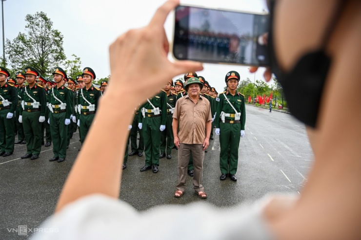 1751503299-dsc-7464-jpg-7101-width1200height799 Người dân đội mưa xem bộ đội hợp luyện diễu binh - 9