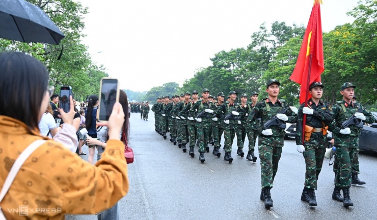 1751503299-dsc-7934-jpg-7106-9377-9411-width1200height698 Người dân đội mưa xem bộ đội hợp luyện diễu binh - 10