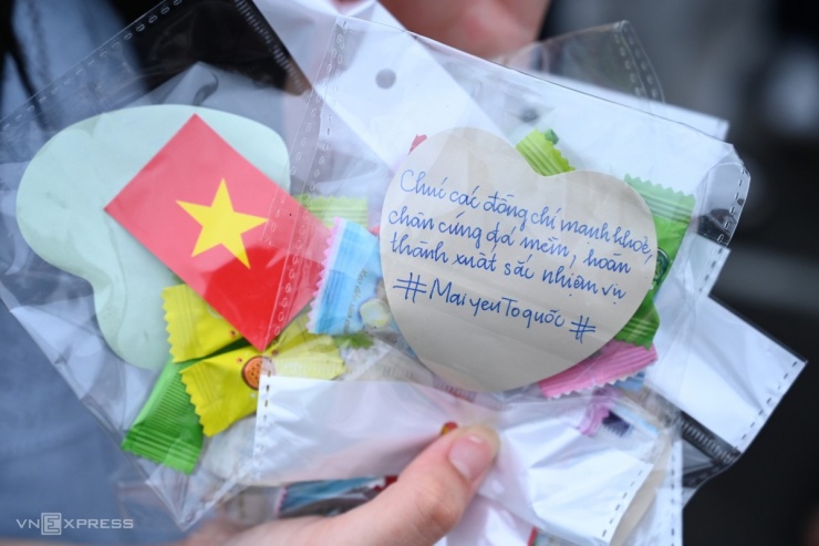 1751503299-dsc-8145-jpg-7098-width1200height799 Người dân đội mưa xem bộ đội hợp luyện diễu binh - 7