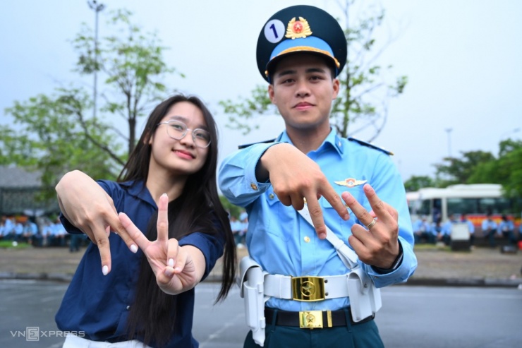 1751503299-dsc-8147-jpg-7103-width1200height799 Người dân đội mưa xem bộ đội hợp luyện diễu binh - 8