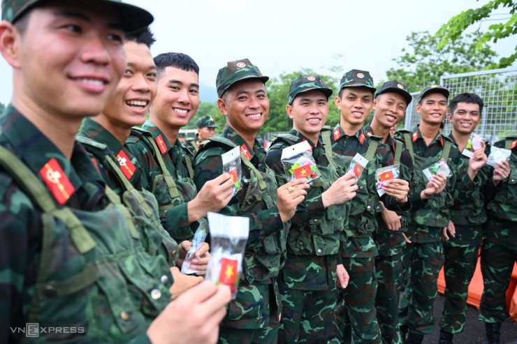 1751503299-dsc-8161-jpg-7100-width1200height799 Người dân đội mưa xem bộ đội hợp luyện diễu binh - 11