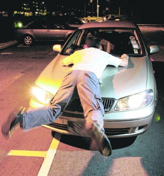 Bắt quả tang vợ ngoại tình, chồng bị húc văng lên nắp capo - 2