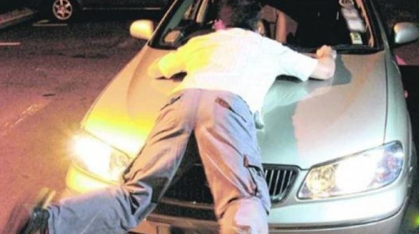 Bắt quả tang vợ ngoại tình, chồng bị húc văng lên nắp capo 1751504243 922 thumbnail width740height495 anh cat 3 2 auto cropjpg