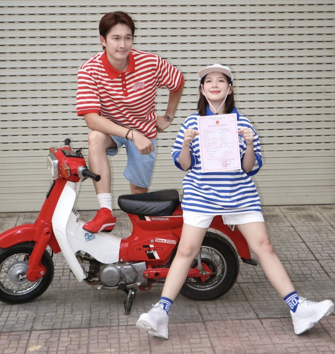 Vài ngày sau, Ngọc Huyền khoe giấy đăng ký kết hôn và cả hai đã được pháp luật công nhận là vợ chồng.