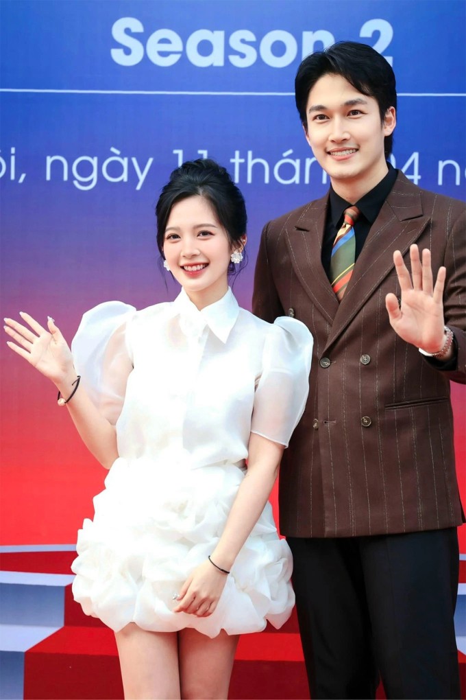 Thời gian hẹn hò, Đình Tú - Ngọc Huyền ít khi sánh đôi, thể hiện tình cảm nơi công cộng mà chỉ xuất hiện trong một vài sự kiện ăn theo hiệu ứng phim.