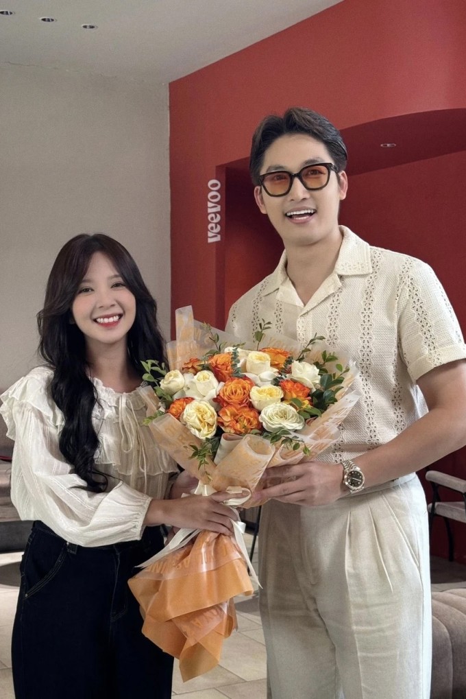 Đình Tú đến ủng hộ Ngọc Huyền ở trường quay. Trong phim, anh vào vai chàng trai là người cũ của nhân vật An do Ngọc Huyền đóng chính, khiến Nguyên (Trần Nghĩa) nổi cơn ghen và bày tỏ tình cảm với An.