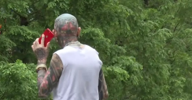 Người đàn ông 68 tuổi xăm kín người. Ảnh: Sohu