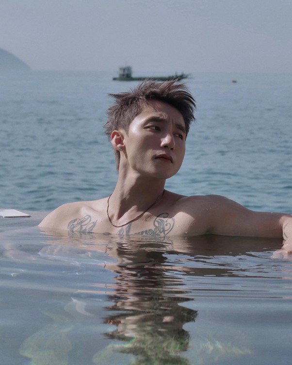 Nam ca sĩ cũng không quên khoe khéo chiếc body vừa