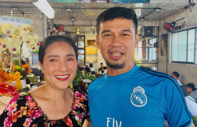 1751532151-z2-fb4965f144f098a-4445-8393-7514-width680height439 Tiết Cương bận chăm con nhỏ vẫn tranh thủ ghé quán thưởng thức cà phê.