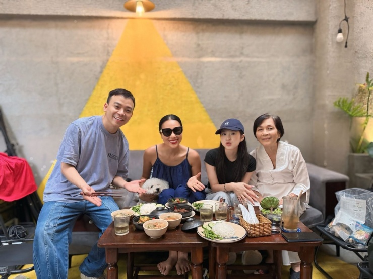 Ca sĩ Khánh Ngọc tranh thủ những ngày cuối ở TP HCM để gặp gỡ bạn bè, ghé các quán quen thưởng thức món ruột. Sắp tới, cô đưa con trai trở lại Mỹ để bắt đầu năm học mới, ít cơ hội về nước nên quyến luyến.