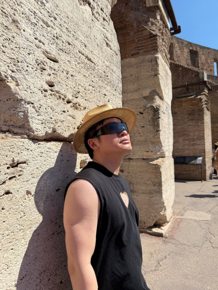 Ca sĩ Tùng Dương thảnh thơi tận hưởng kỳ nghỉ tại Italy.