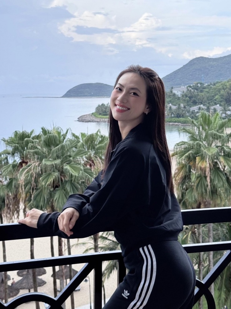 Diễn viên Phương Anh Đào tươi tắn trong chuyến đi biển gần đây.