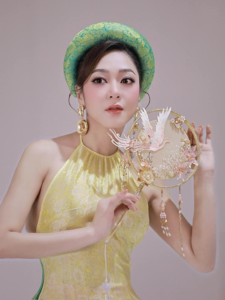 Hà Thanh Xuân khoe nhan sắc ngọt ngào trong bộ đồ cổ điển gợi cảm.