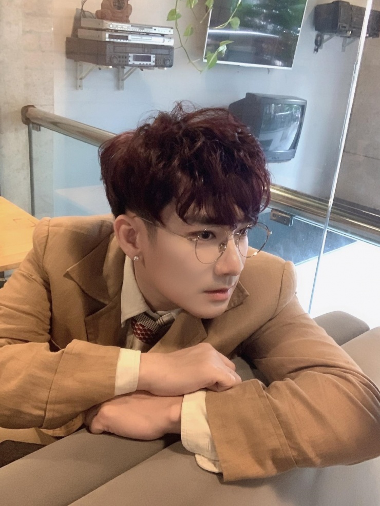 Ở tuổi 44, ca sĩ Quang Hà nhận nhiều lời khen nhờ ngoại hình trẻ trung, phong cách thời trang lịch lãm. Gần nhất, anh phối suits màu da bò với kính mắt, làm tóc kiểu Hàn Quốc để tạo hình thư sinh.