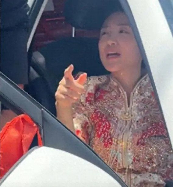 Cô dâu buông lời xúc phạm nhà trai. Ảnh: Sohu