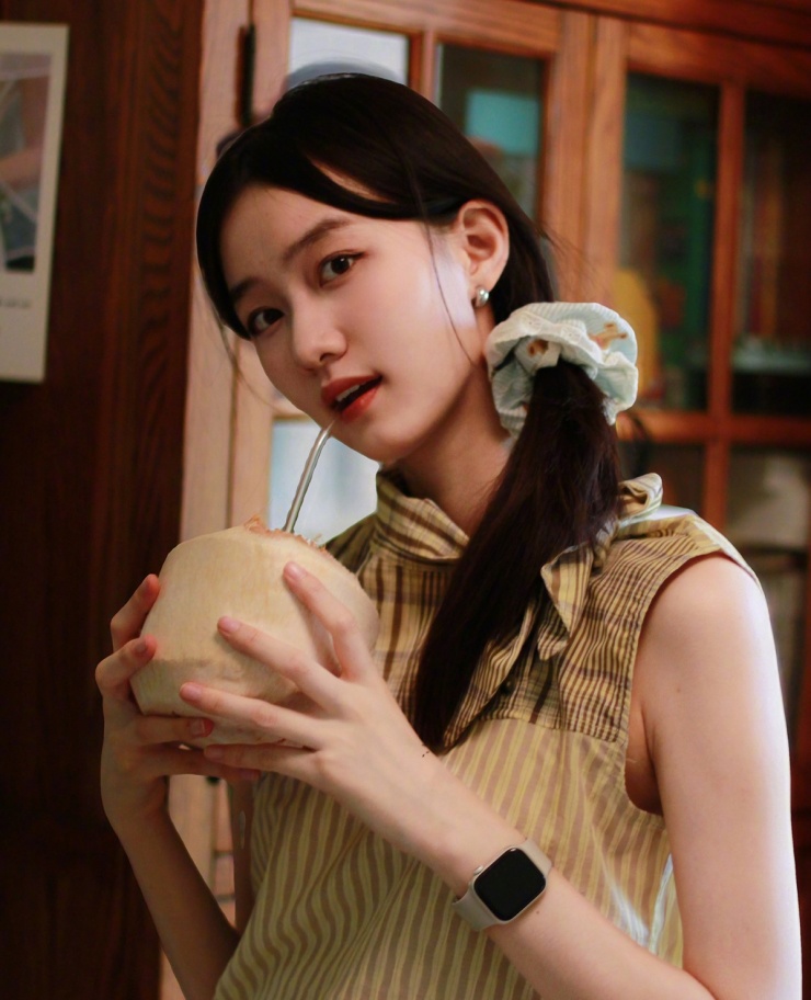 Cô sinh ở Bắc Kinh, đóng quảng cáo từ khi hai tuổi, đóng vai nhỏ ở các phim truyền hình từ năm lên ba.