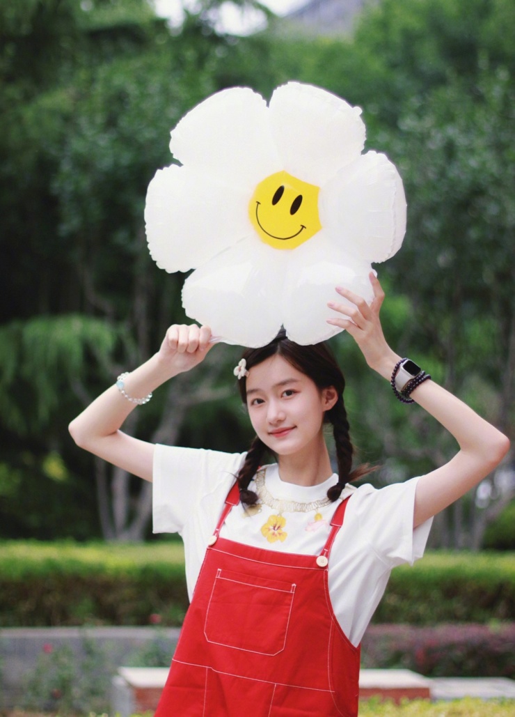 Theo Sina, vẻ dễ thương, tinh nghịch của Kỷ Tư Hàm thời bé lưu dấu ấn sâu đậm với khán giả, trước đây làng giải trí lan truyền câu