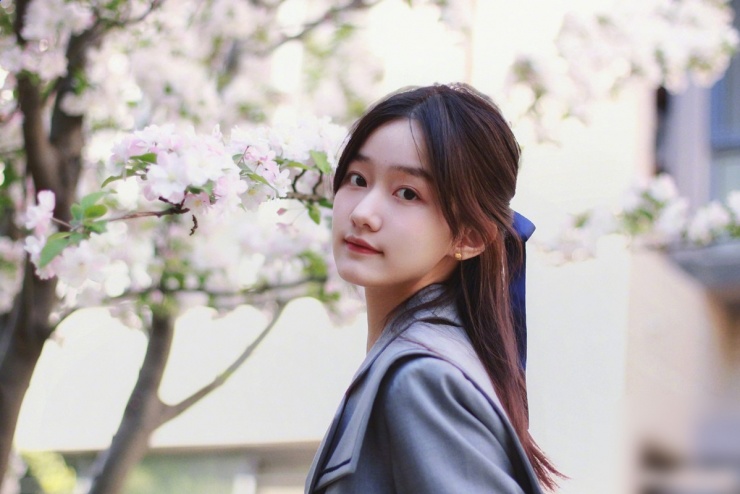 Từ năm 10 tuổi, cha mẹ Tư Hàm hạn chế con tham gia diễn xuất, làm người mẫu, để cô bé tập trung việc học.