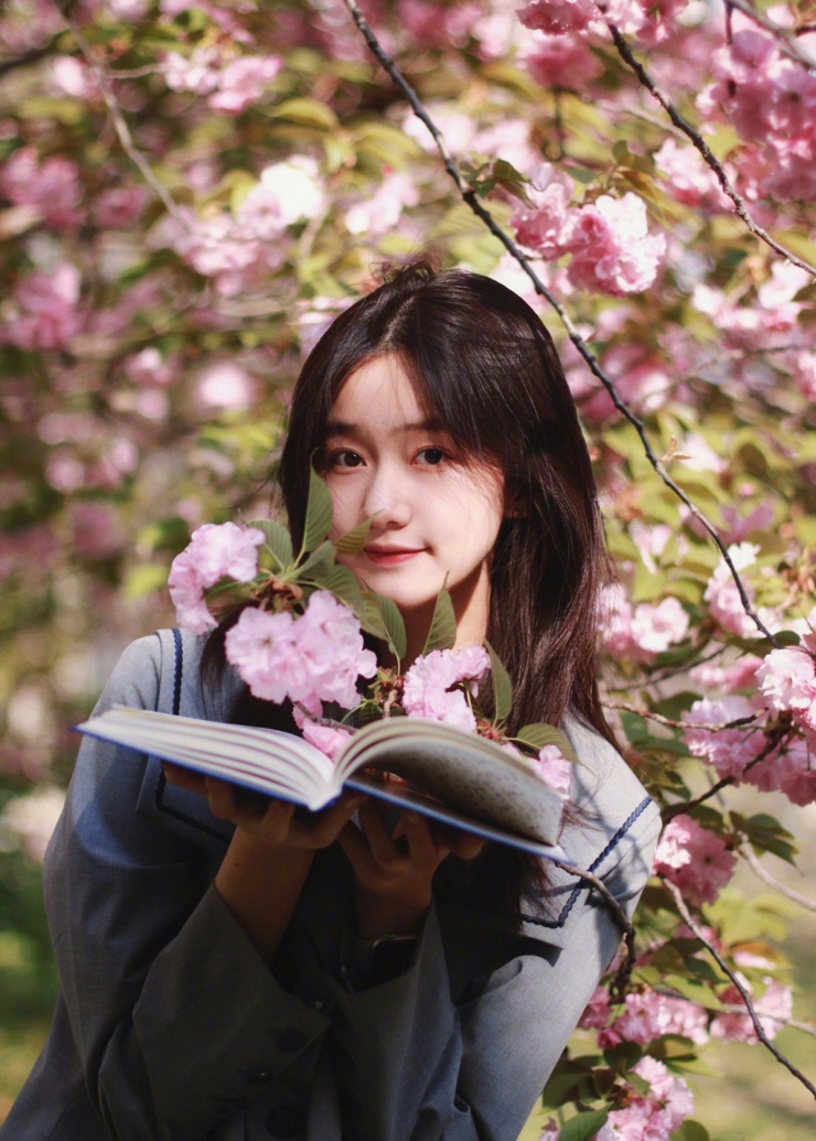 Ngoài các môn văn hóa ở trường, Kỷ Tư Hàm theo học bài bản vũ đạo, piano và mỹ thuật.