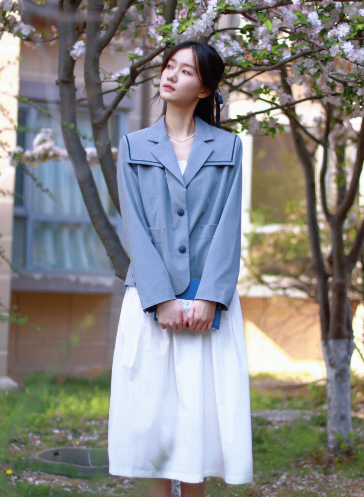 Thi thoảng, nữ sinh đăng trên trang cá nhân ảnh ở trường, đi chơi.