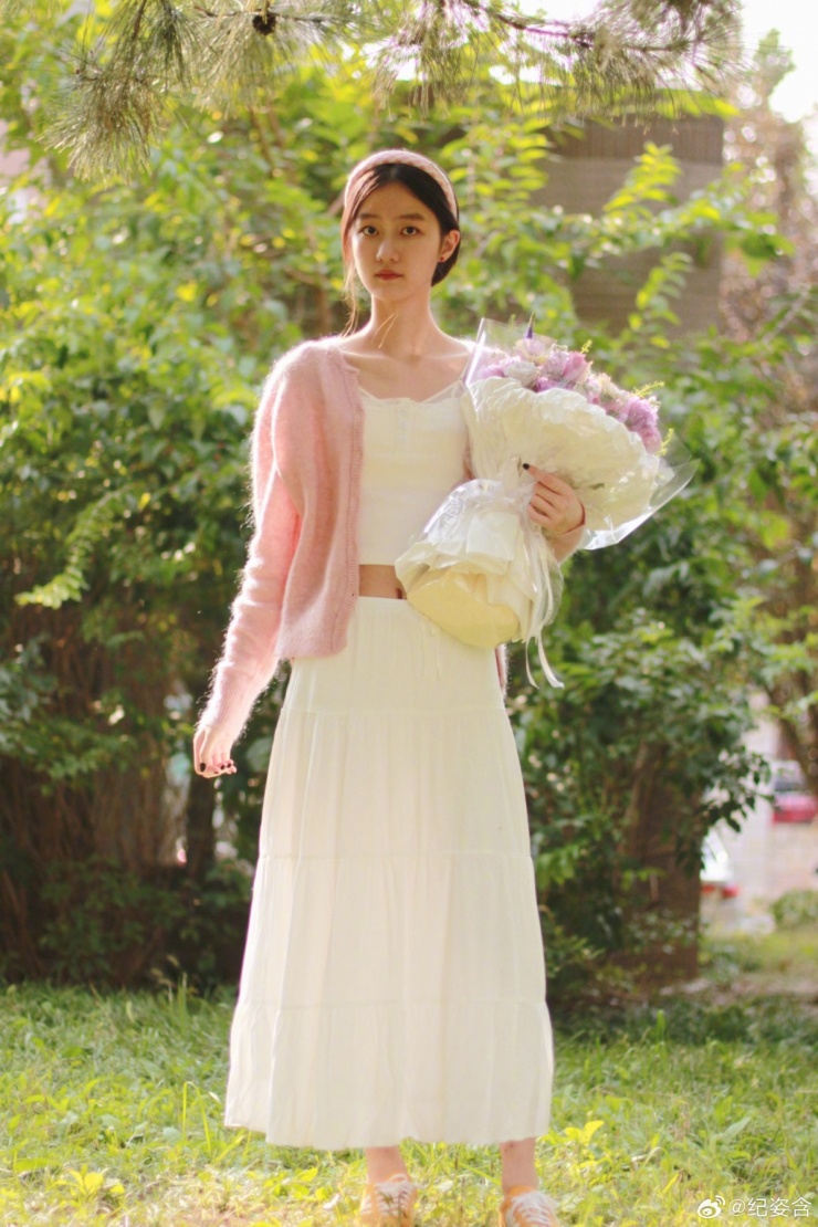 Tư Hàm thường phối trang phục đơn giản với quần jeans, crop-top, chân váy maxi.