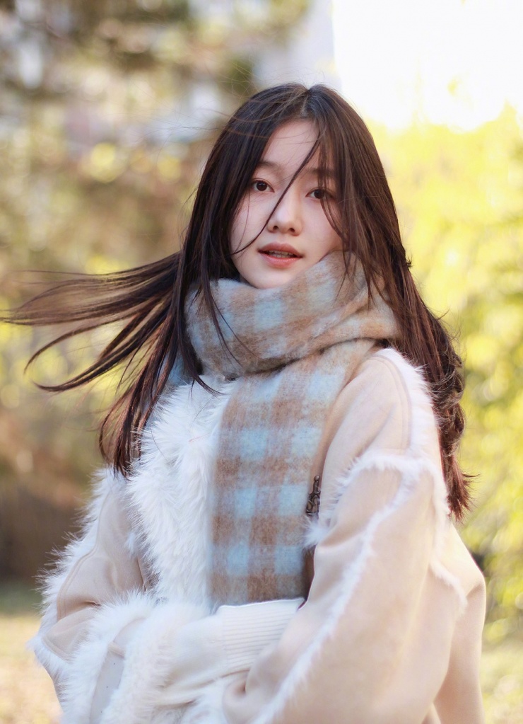 Loạt ảnh Kỷ Tư Hàm chụp mùa đông năm ngoái được nhiều khán giả nhận xét lãng mạn, ngọt ngào.