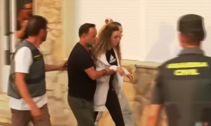 Juta được hai người thân dìu ra khỏi nhà xác sau khi nhận dạng thi thể chồng. Ảnh chụp màn hình