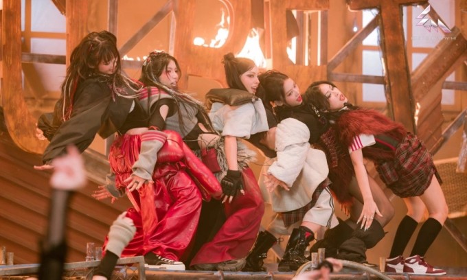 Đội hình toàn gương mặt gen Z tạo sự bùng nổ trong tiết mục