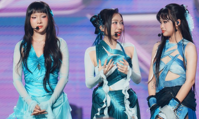 Từ trái qua gồm Mỹ Mỹ, Orange, 52Hz trong tiết mục.