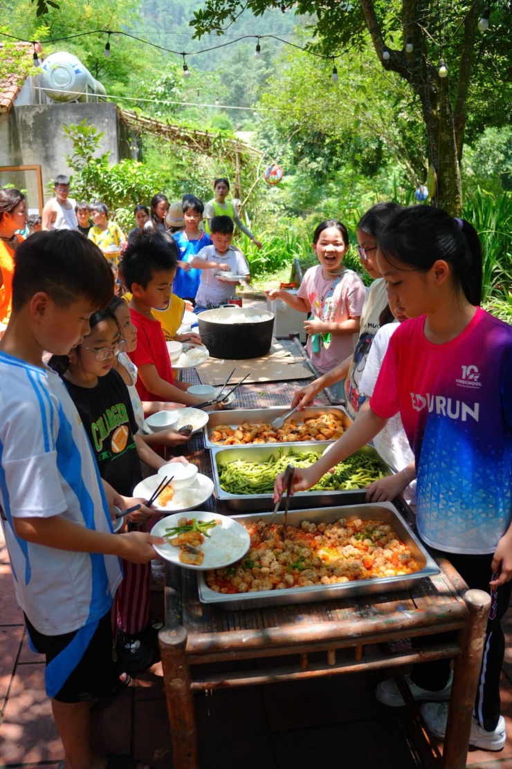 Hình ảnh BTC chia sẻ về những bữa ăn tại trại hè. Ảnh: Làng Háo Hức