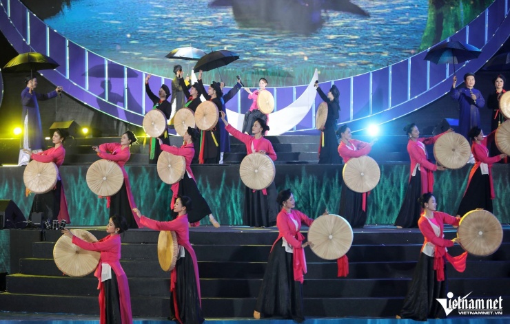 1751677700-w-vai-bac-ninh-6jpg-10705-width1920height1220 Nhiều tiết mục mang đậm chất vùng quan họ.