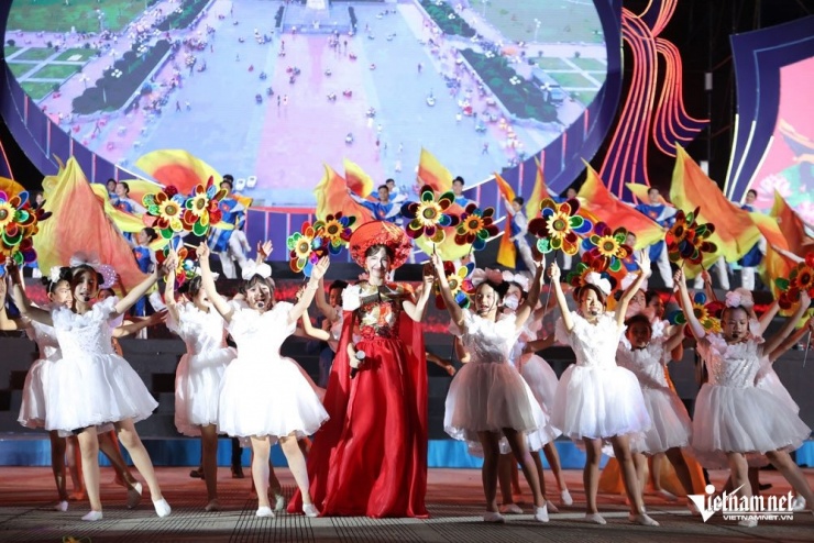 1751677701-w-anh-hoa-minzy-sua-123-10709-width1000height667 Hòa Minzy và Tuấn Cry biểu diễn 'Bắc Bling' với hơn 1.500 người - 5