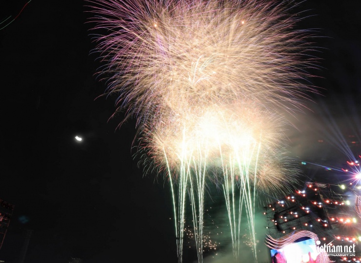 1751677701-w-vai-bac-ninh-12jpg-10712-width1920height1401 Màn pháo hoa thắp sáng bầu trời, tạo nên khung cảnh lung linh, rực rỡ.